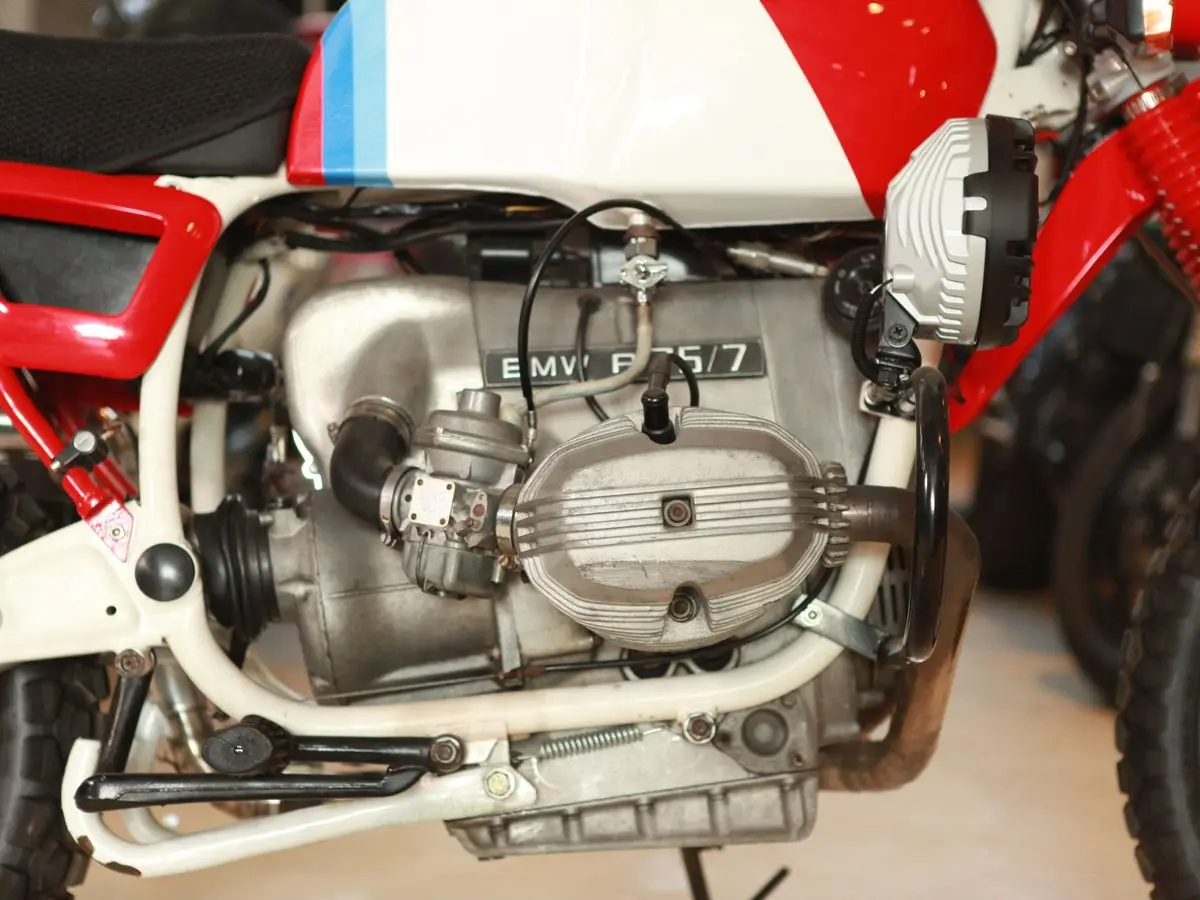 The boxer engine of a BMW R80 G/S