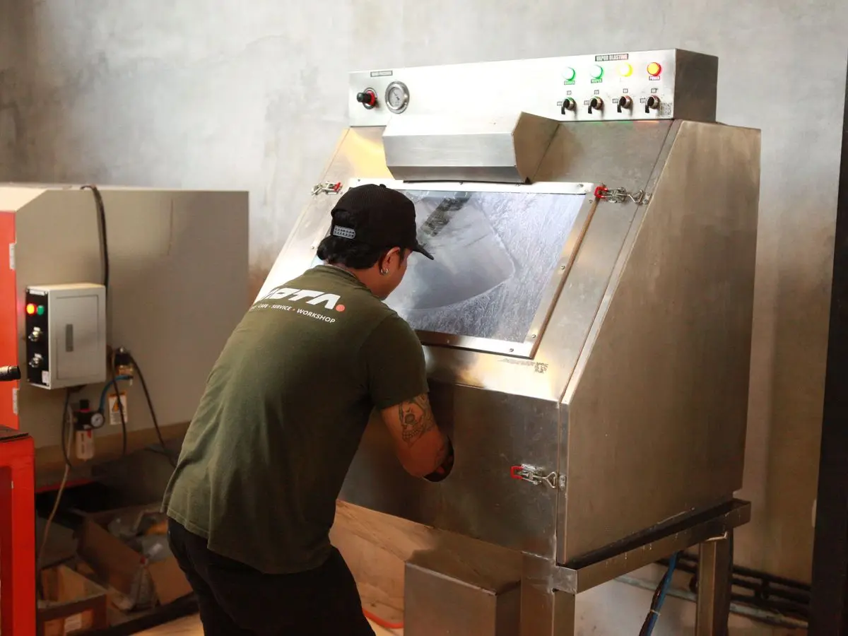 Working at the vapor blasting cabinet