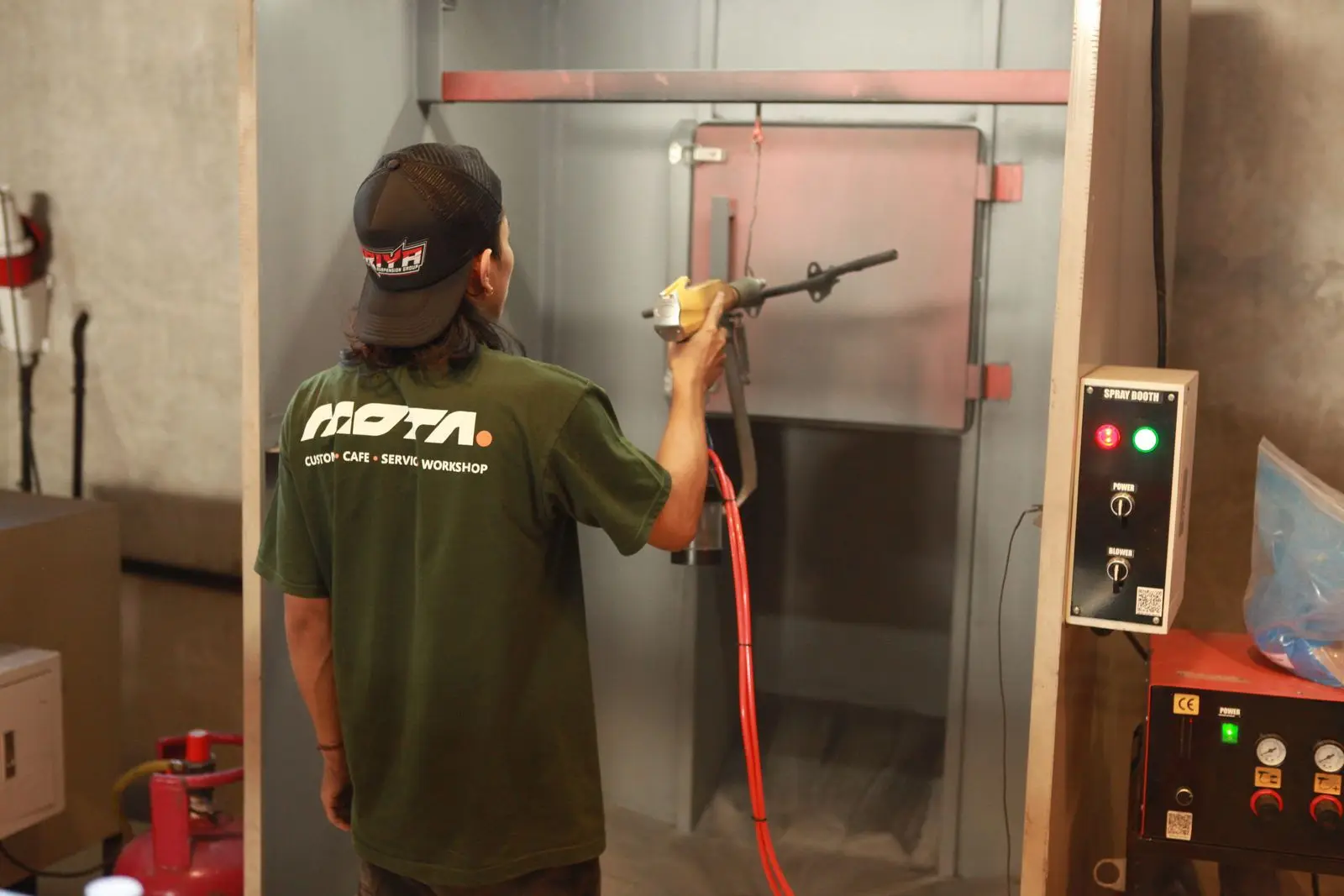 Powder coating in the booth
